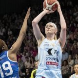 Abigail Fogg (de face) et les Elfes n'ont pas tremblé une seule seconde dans l'acte V face à Nyon KEYSTONE/PETER SCHNEIDER